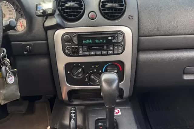 Jeep Cherokee (2004) thumbnail 5