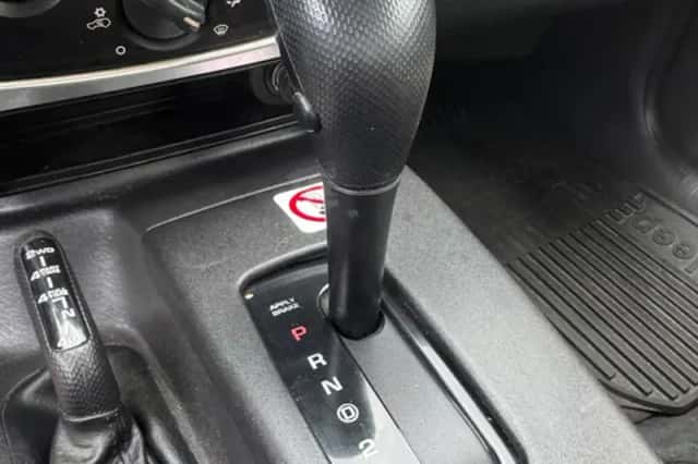 Jeep Cherokee (2004) thumbnail 6