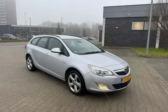 Opel Astra (2011) thumbnail 1
