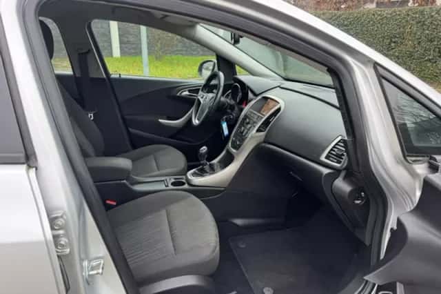 Opel Astra (2011) thumbnail 3