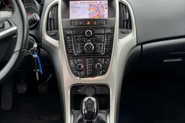 Opel Astra (2011) thumbnail 5