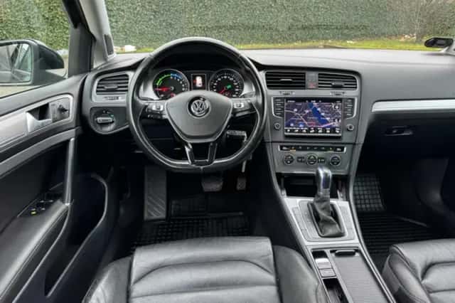 Volkswagen e-Golf (2015) thumbnail 4