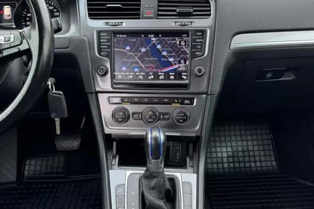Volkswagen e-Golf (2015) thumbnail 5
