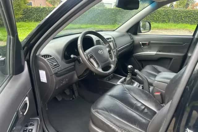 Hyundai Santa Fe (2011) thumbnail 2