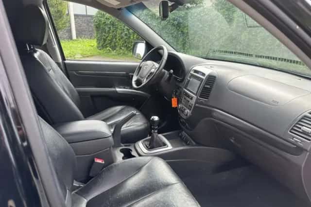 Hyundai Santa Fe (2011) thumbnail 3
