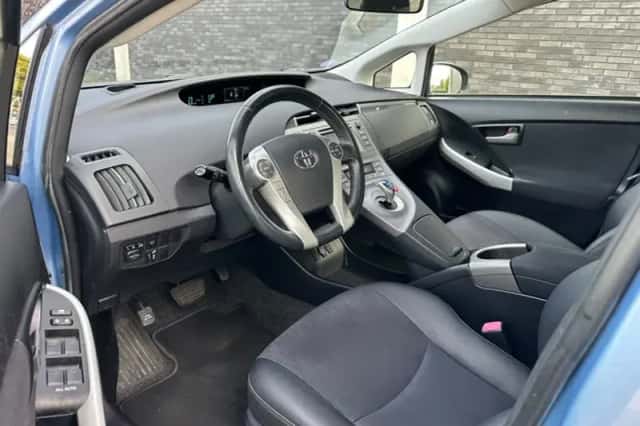 Toyota Prius (2013) thumbnail 2