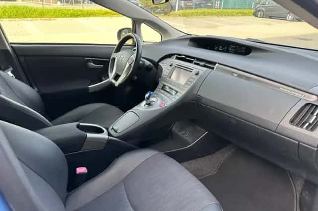 Toyota Prius (2013) thumbnail 3