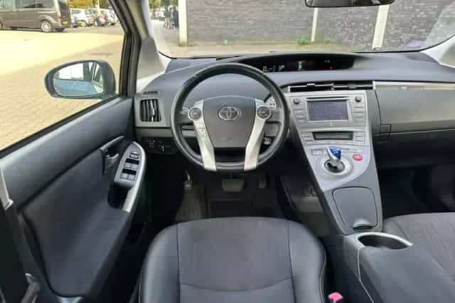 Toyota Prius (2013) thumbnail 4