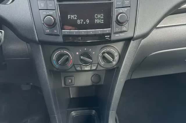 Suzuki Swift (2012) thumbnail 5
