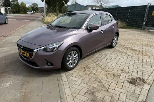 Mazda 2 (2015) thumbnail 2
