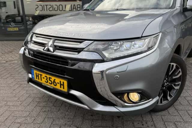 Mitsubishi Outlander (2015) thumbnail 2