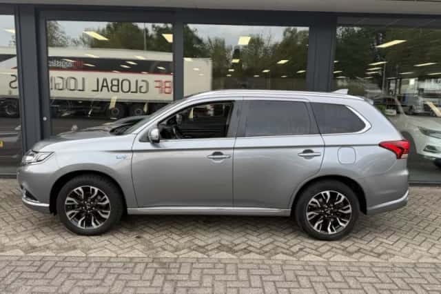 Mitsubishi Outlander (2015) thumbnail 3