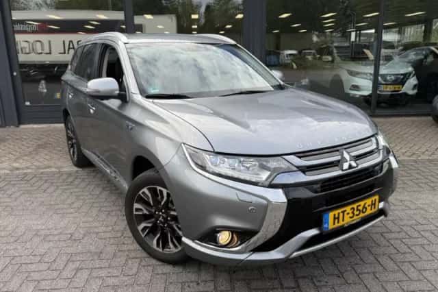 Mitsubishi Outlander (2015) thumbnail 4