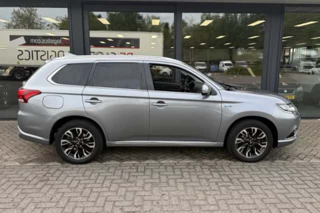 Mitsubishi Outlander (2015) thumbnail 5