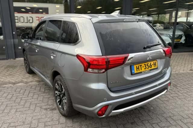 Mitsubishi Outlander (2015) thumbnail 6