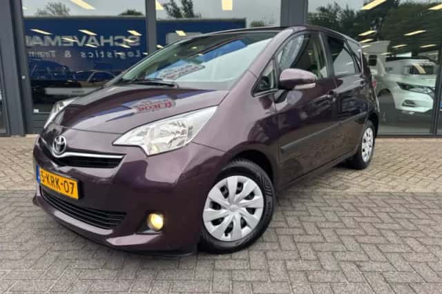 Toyota Verso S (2013) thumbnail 2