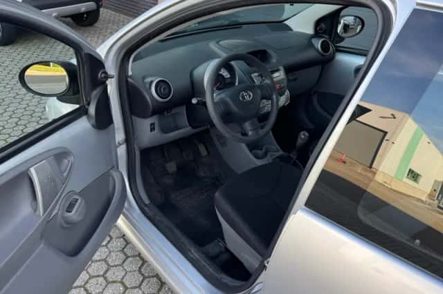 Toyota Aygo (2011) thumbnail 3