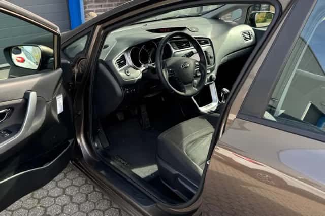 Kia Ceed (2016) thumbnail 3