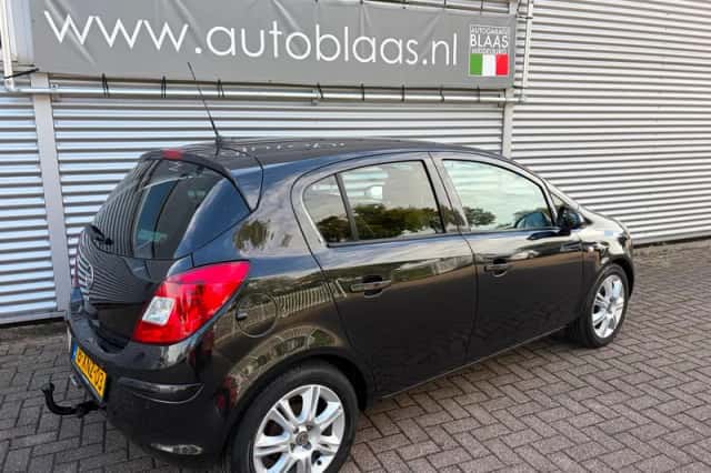 Opel Corsa (2014) thumbnail 3