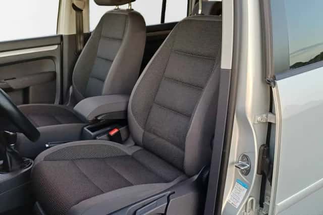 Volkswagen Touran (2015) thumbnail 2