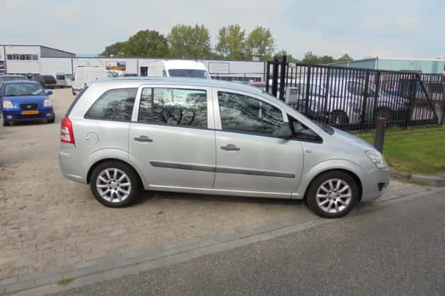 Opel Zafira (2009) thumbnail 3