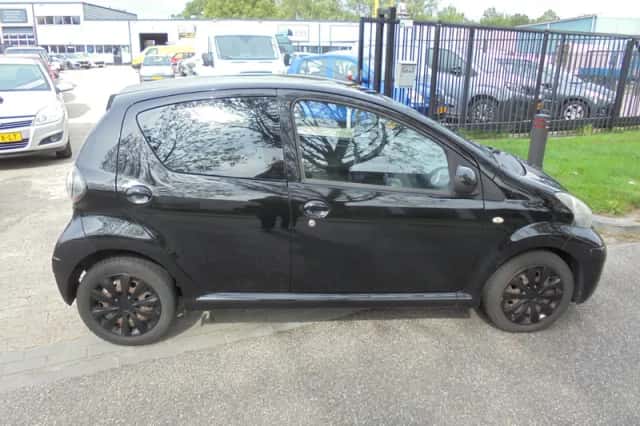 Toyota Aygo (2010) thumbnail 3