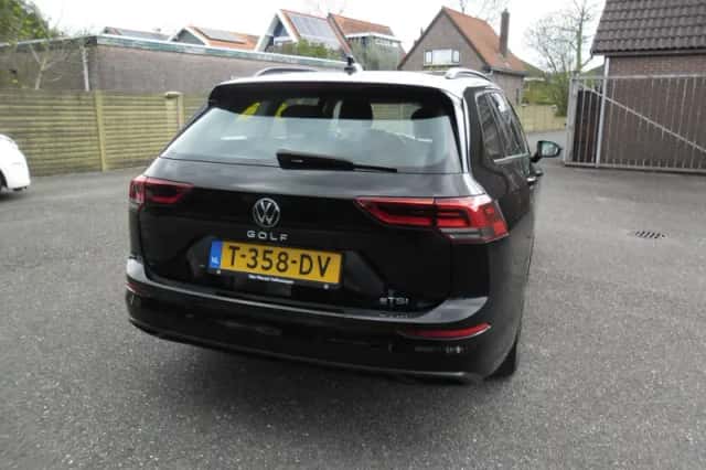 Volkswagen Golf (2023) thumbnail 2