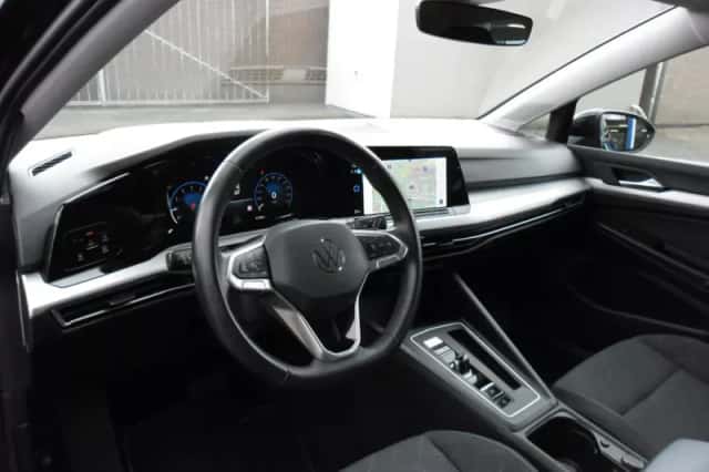 Volkswagen Golf (2023) thumbnail 3