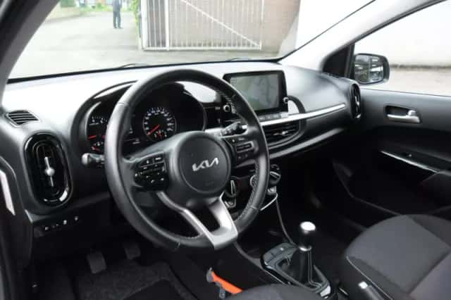 Kia Picanto (2023) thumbnail 3