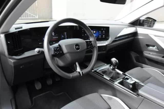 Opel Astra (2023) thumbnail 3