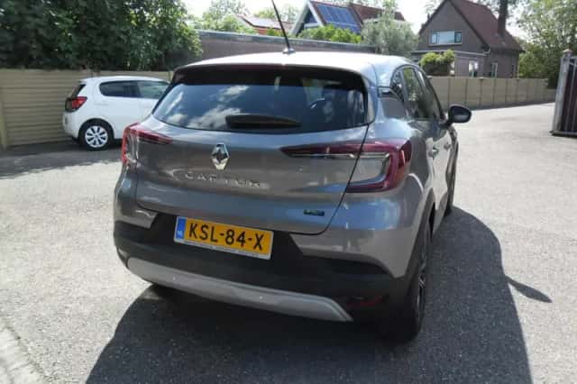 Renault Captur (2023) thumbnail 2