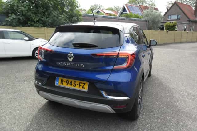 Renault Captur (2022) thumbnail 2