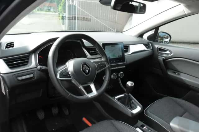 Renault Captur (2022) thumbnail 3