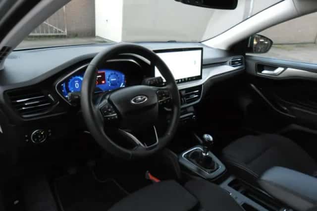 Ford Focus (2023) thumbnail 3