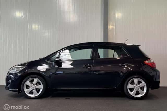 Toyota Auris (2010) thumbnail 3
