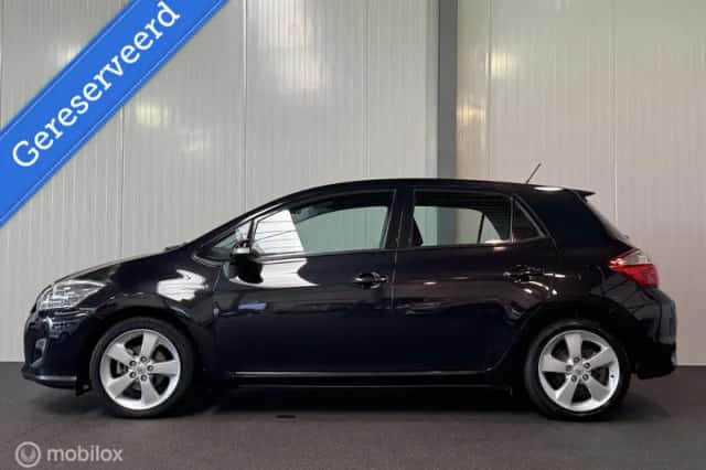 Toyota Auris (2010) thumbnail 3
