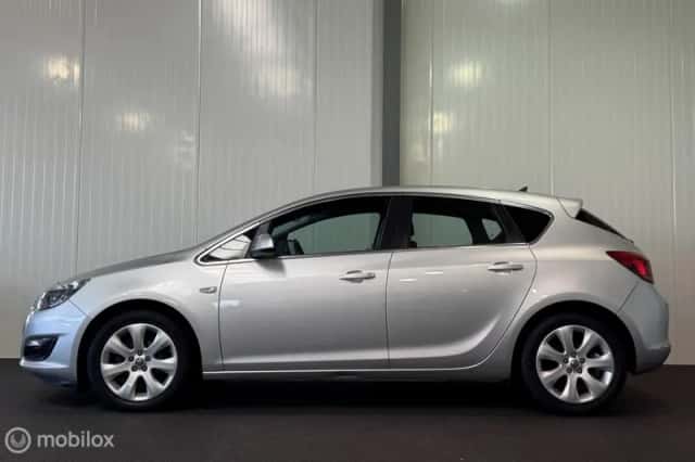 Opel Astra (2015) thumbnail 3