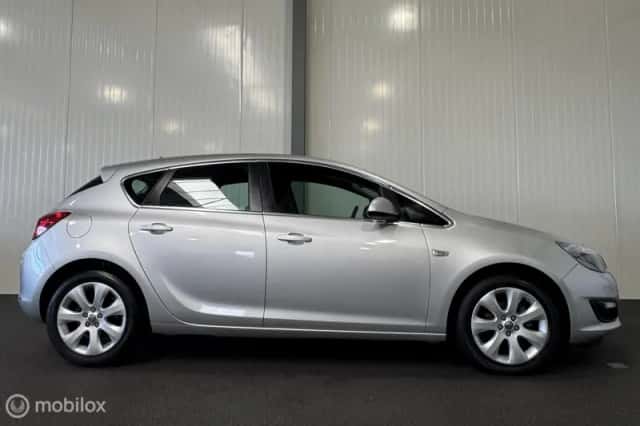 Opel Astra (2015) thumbnail 5