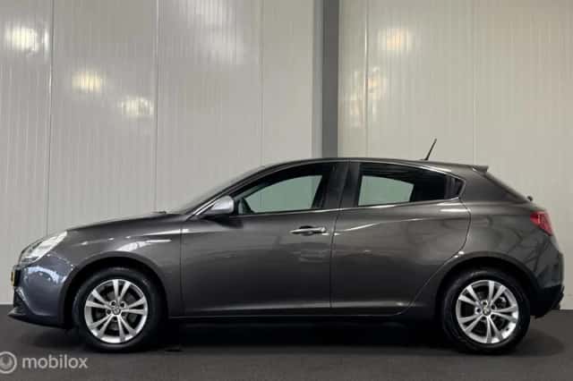 Alfa Romeo Giulietta (2012) thumbnail 3
