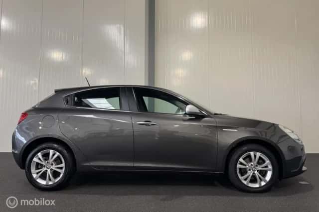 Alfa Romeo Giulietta (2012) thumbnail 5