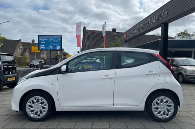 Toyota Aygo (2021) thumbnail 3