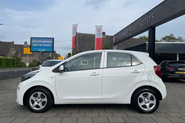 Kia Picanto (2022) thumbnail 3