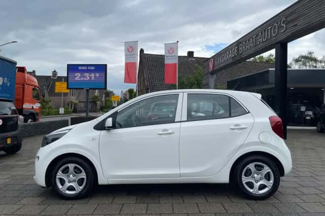 Kia Picanto (2022) thumbnail 3