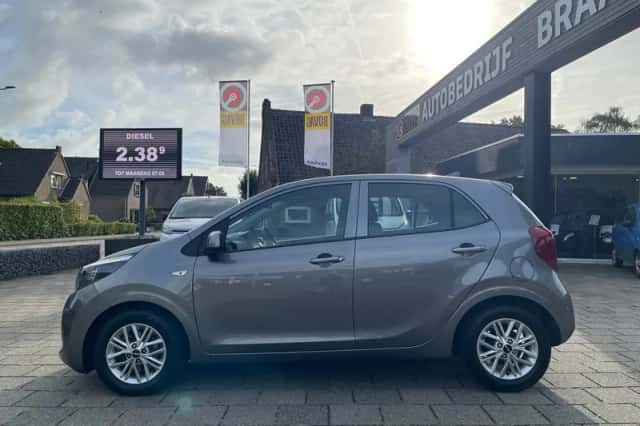 Kia Picanto (2023) thumbnail 3