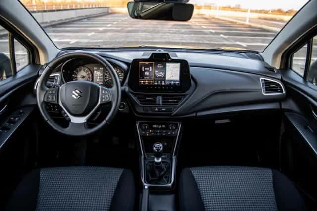Suzuki S-Cross (2024) thumbnail 5