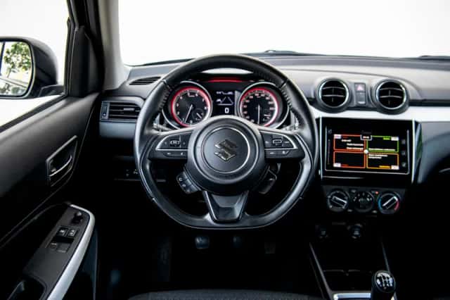 Suzuki Swift (2021) thumbnail 3