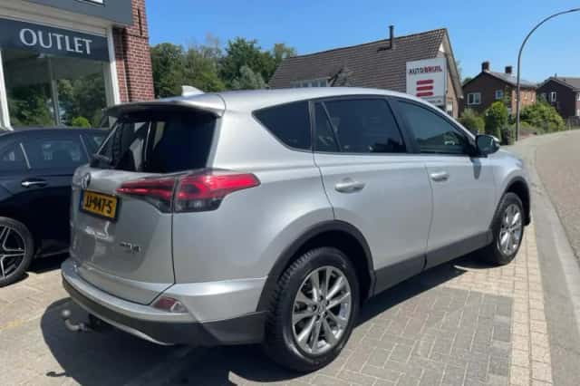 Toyota RAV4 (2016) thumbnail 5
