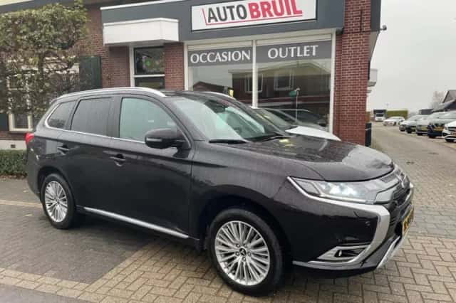 Mitsubishi Outlander (2019) thumbnail 2