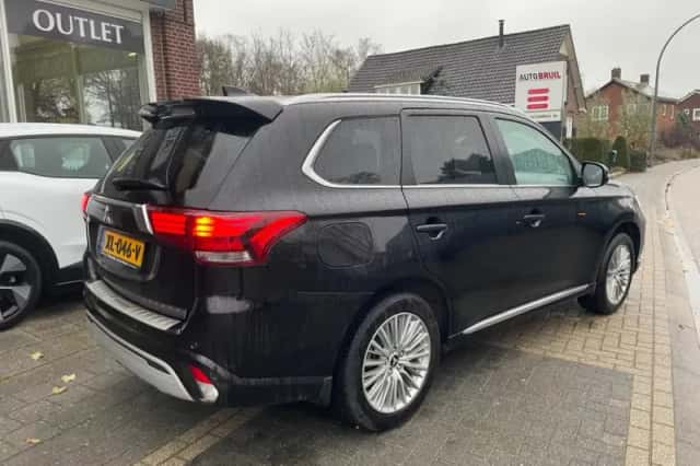 Mitsubishi Outlander (2019) thumbnail 3