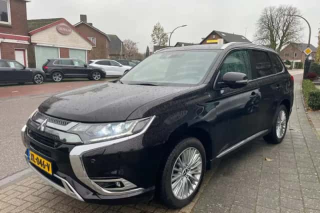 Mitsubishi Outlander (2019) thumbnail 4